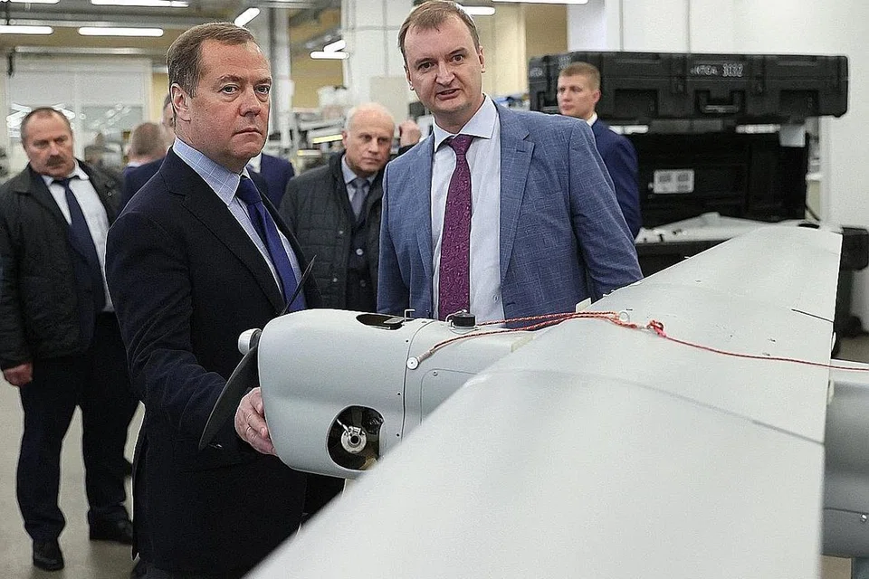 SIAP SEDIA: Bekas pemimpin Russia, Encik Dmitry Medvedev (kiri), berkata pengeluaran senjata generasi baru demi melindungi negaranya daripada musuh-musuh di Eropah, Amerika Syarikat dan Australia. - Foto AFP