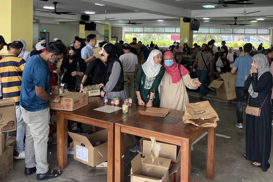 Warga Singapura sama-sama terlibat dalam usaha mengumpul derma Relief Singapore (RSG)