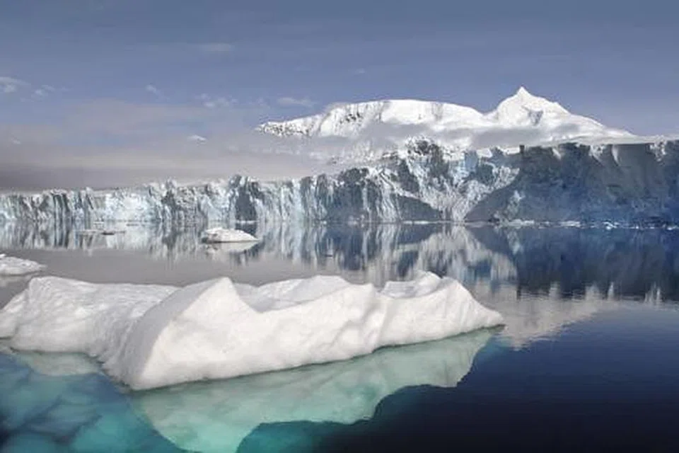 AIS MENCAIR: Sejak suhu dunia naik, kawasan ais di dua khutub mencair dengan cepat sehingga menaikkan paras air laut yang menenggelamkan negara pulau. Singapura mungkin tidak terlepas. - Foto-foto fail