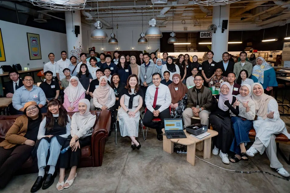 Editor Audiens dan Perkembangan BH, Cik Norhaiza Hashim (barisan kedua, tiga dari kiri); Anggota Parlimen GRC Marsiling-Yew Tee, Cik Hany Soh (barisan kedua, empat dari kiri); dan Pesuruhjaya Kehakiman Mahkamah Agung, Encik Mohamed Faizal Mohamed Abdul Kadir (barisan kedua, lima dari kiri), bergambar bersama sekitar 50 belia yang hadir untuk sesi kelima Siri Jauhari di kafe (working title), Maktab Seni Lasalle pada 30 September.