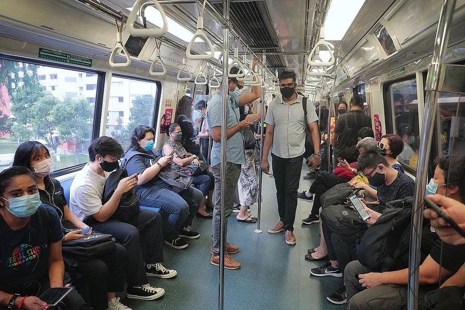 MRT - KEMBALI SESAK: Pengangkutan awam di sini kembali sesak setelah kebanyakan warga dan penduduk Singapura dibenarkan kembali ke tempat kerja atau sekolah. Namun para penumpang rata-rata mengambil sikap berjaga-jaga semasa berada di dalam pengangkutan awam seperti MRT. Ketika berada dalam pengangkutan awam, orang ramai dinasihatkan supaya kurangkan bercakap, walau melalui telefon bimbit, dan membasuh atau bersihkan tangan setelah menyentuh sesuatu permukaan, seperti pegangan tangan dan tiang pegang. Mereka juga dinasihatkan supaya mengurangkan penggunaan pengangkutan awam jika sakit dan segera berjumpa doktor terdekat. - Foto BH oleh JASON QUAH 