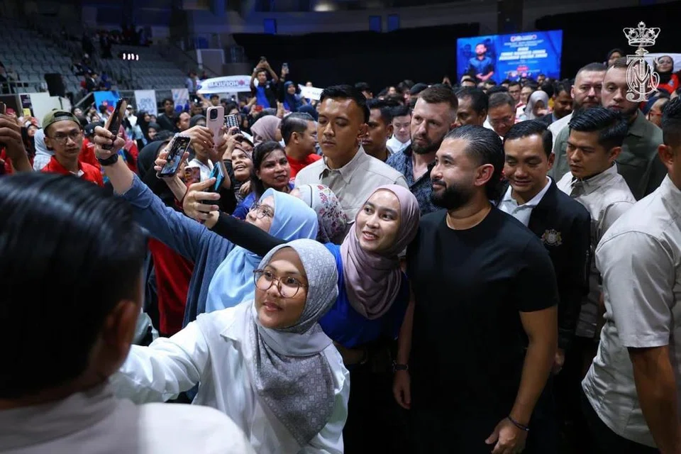 Pemangku Sultan Johor, Tunku Mahkota Ismail (kanan), ramah menyantuni belia yang hadir pada Program Johor Youth Meet-Up di Iskandar Puteri, Johor Bahru. 