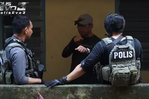 BIMBING WATAK: Encik Mohd Raziff kelihatan menasihatkan Zizan dan Shahiezy semasa rakaman Polis Evo 3