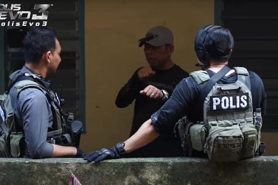 BIMBING WATAK: Encik Mohd Raziff kelihatan menasihatkan Zizan dan Shahiezy semasa rakaman Polis Evo 3