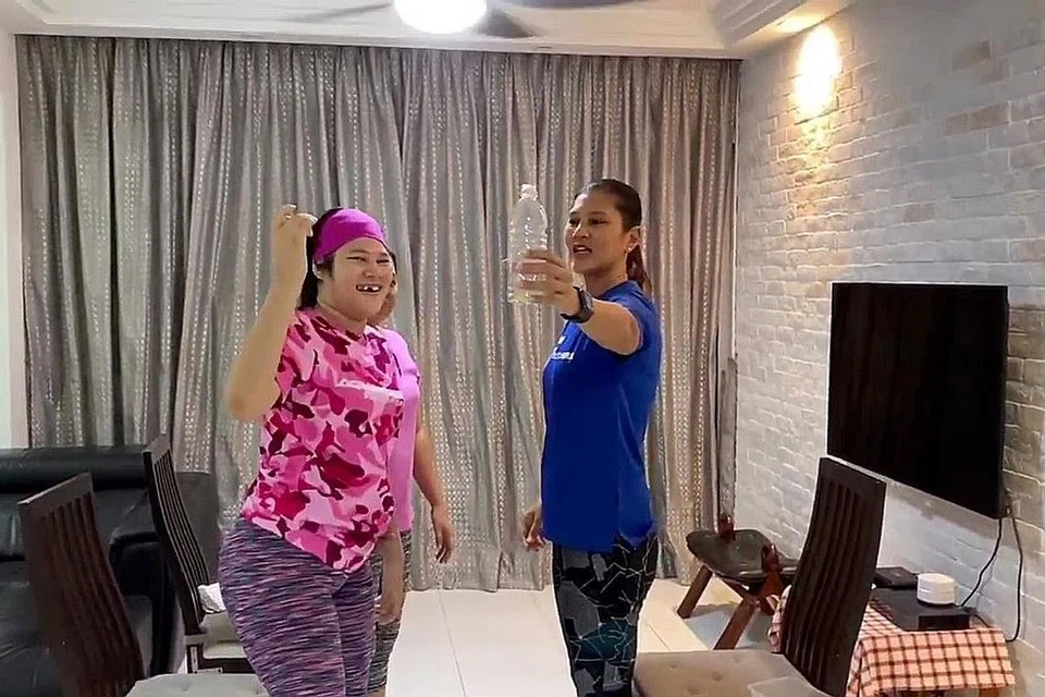 RAKAM VIDEO SENAMAN: Cik Iffa Adriana Muhd Taufik (kiri) dibimbing ibunya, Cik Vikki Imelda Jonied (kanan), melakukan senaman menguatkan bahagian bawah badan. Sesi senaman untuk golongan berkeperluan khas itu dimuat naik di laman YouTube Vik's Fitness. - Foto TANGKAP GAMBAR DARI SALURAN VIK'S FITNESS YOUTUBE