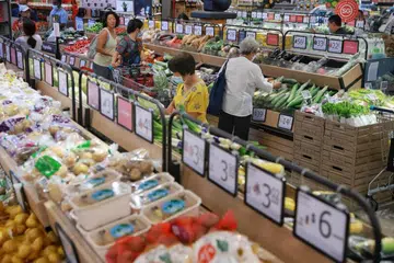 PRODUK DIMAMPUI RAKYAT: Pasar Raya NTUC FairPrice mempunyai kawalan lebih tinggi bagi sumber, mutu, pemasaran serta kos menghasilkan produk di bawah ‘house brand’ atau jenama sendiri. 