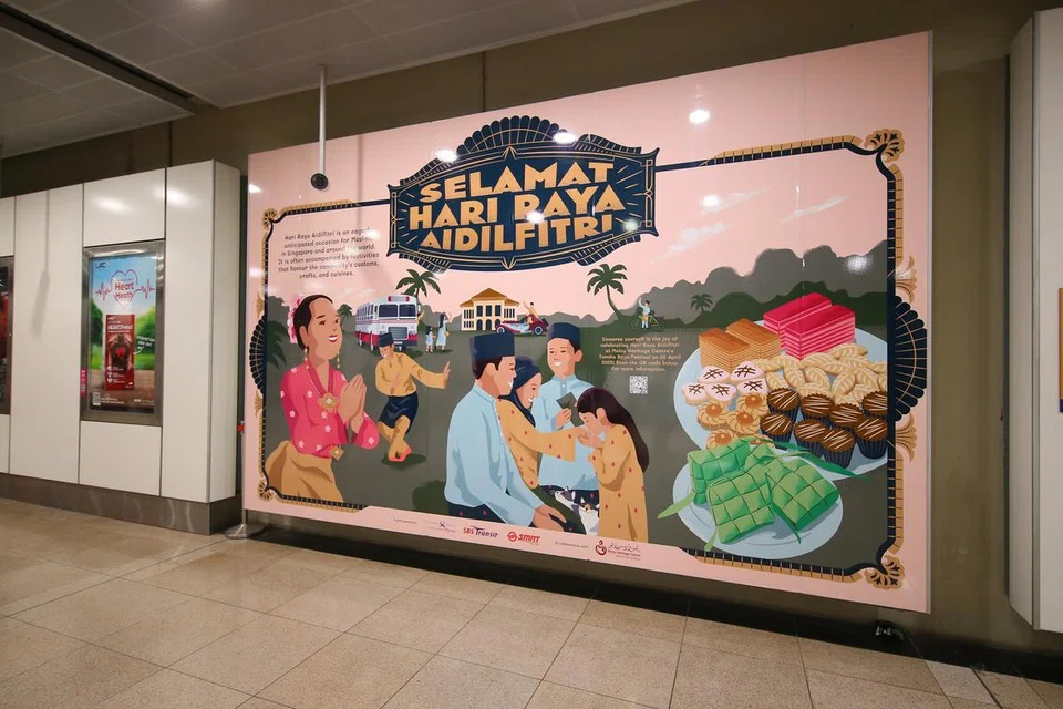 Beberapa stesen MRT juga dihiasi dengan poster ‘Teroka Raya Festival 2025’, satu acara anjuran Taman Warisan Melayu yang meraikan warisan dan tradisi Hari Raya.