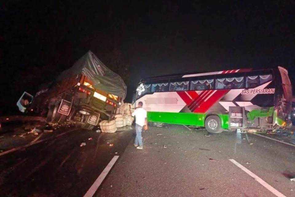 Kemalangan berlaku di kawasan Rehat dan Rawat (R&R) Ayer Keroh berpunca daripada tayar lori yang tercabut sehingga menyebabkan bas dengan muatan 27 penumpang terlanggar tayar itu dan hilang kawalan lalu terbabas ke laluan bertentangan.