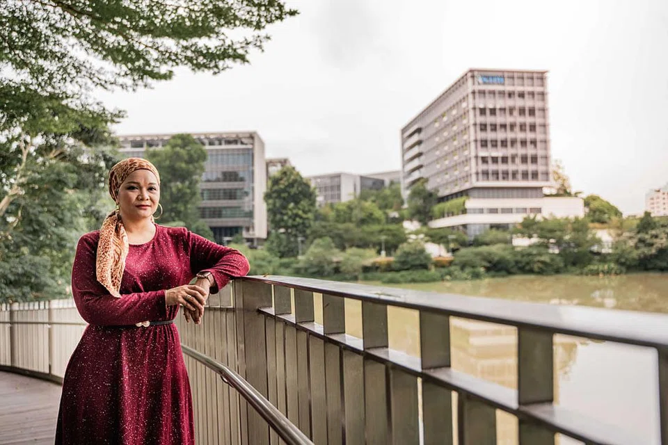 SELAMI ERTI KESABARAN DAN EMPATI: Setelah melalui program kemahiran SGUnited Bagi Penolong Jagaan Kesihatan (Kejururawatan), Nana Karia, lebih banyak pelajari tentang emosi dan interaksi manusia dalam tempoh kecemasan dan ujian kesihatan. Di belakang adalah Hospital Khoo Teck Puat, tempat di mana Nana ditugaskan untuk sesi bekerja sambil belajar. - Foto BM oleh NUR DIYANA TAHA