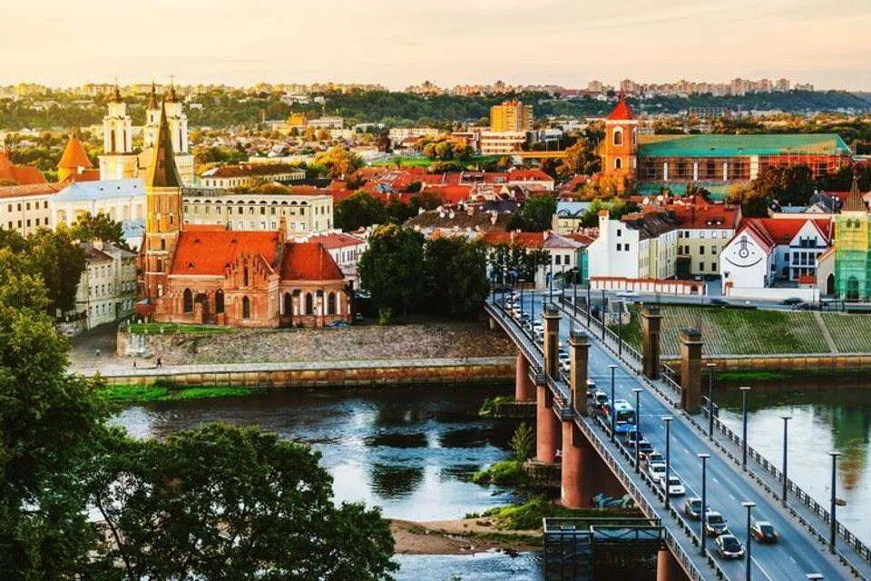 Ibu kota Lithuania, Vilnius, mempunyai ciri yang menarik, menggabungkan yang lama dengan baru, dengan bangunan dari zaman pertengahan terletak di tengah-tengah bangunan moden.