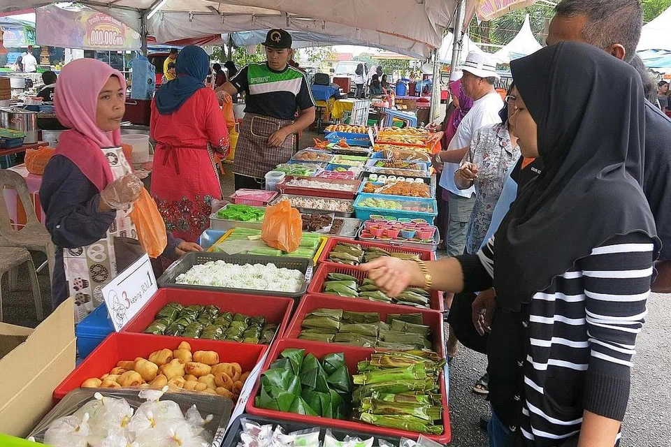 BERINGAT DI BAZAR: Menteri di Pejabat Perdana Menteri Malaysia, Datuk Seri Dr Mujahid Yusof melancarkan kempen 'Ramadan Tanpa Pembaziran'. Beliau menyeru rakyat Malaysia agar mengubah sikap dan tidak menyumbang kepada pembaziran makanan apabila berbelanja di bazar Ramadan. - Foto BHM dan foto fail BH