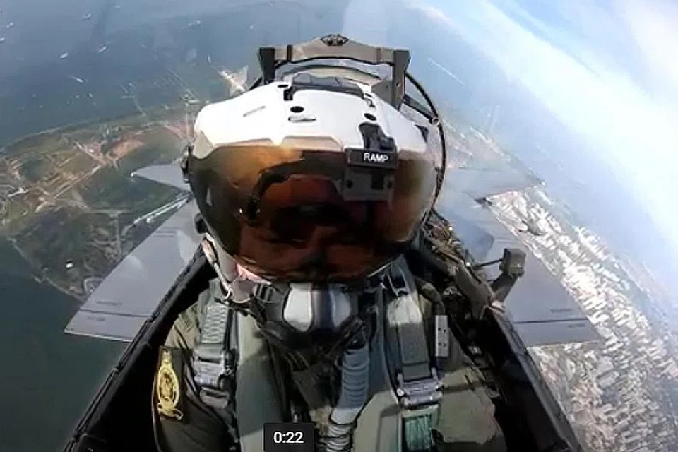BELAH LANGIT: Mejar Iskandar bakal menerbangkan jet pejuang F-15SG (gambar atas) bagi pertunjukan udara pada Hari Kebangsaan esok. - Foto RSAF