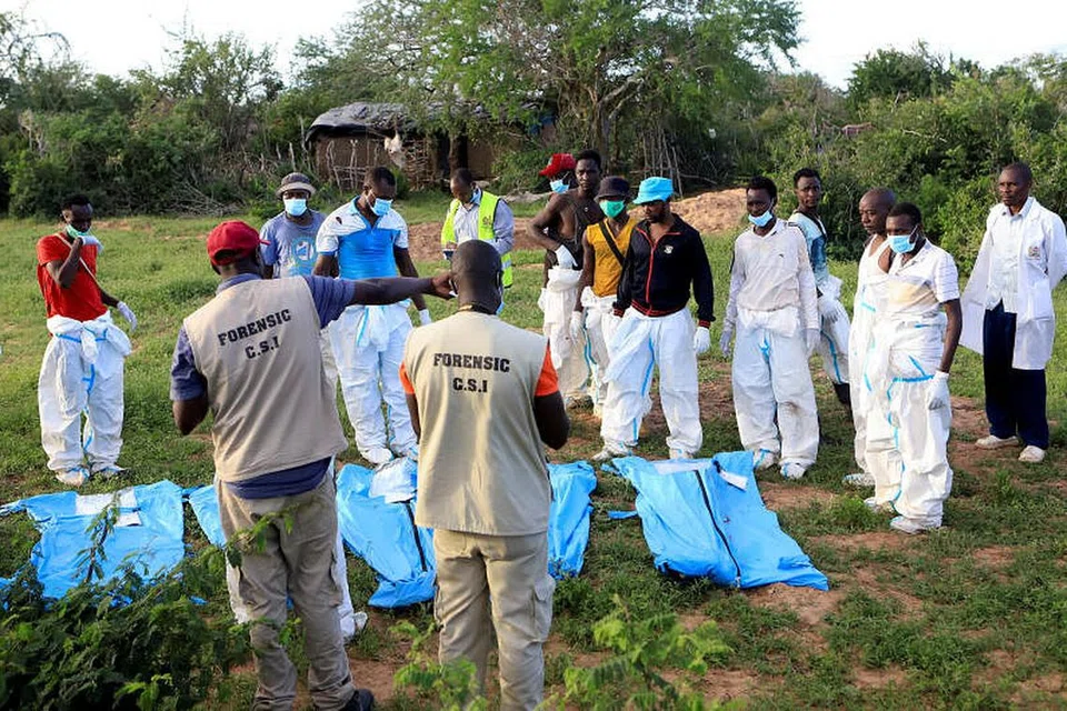 Pakar forensik dan detektif mengasingkan mayat disyaki pengikut ajaran sesat yang ditemukan di hutan Shakahola di Kilifi, Kenya.