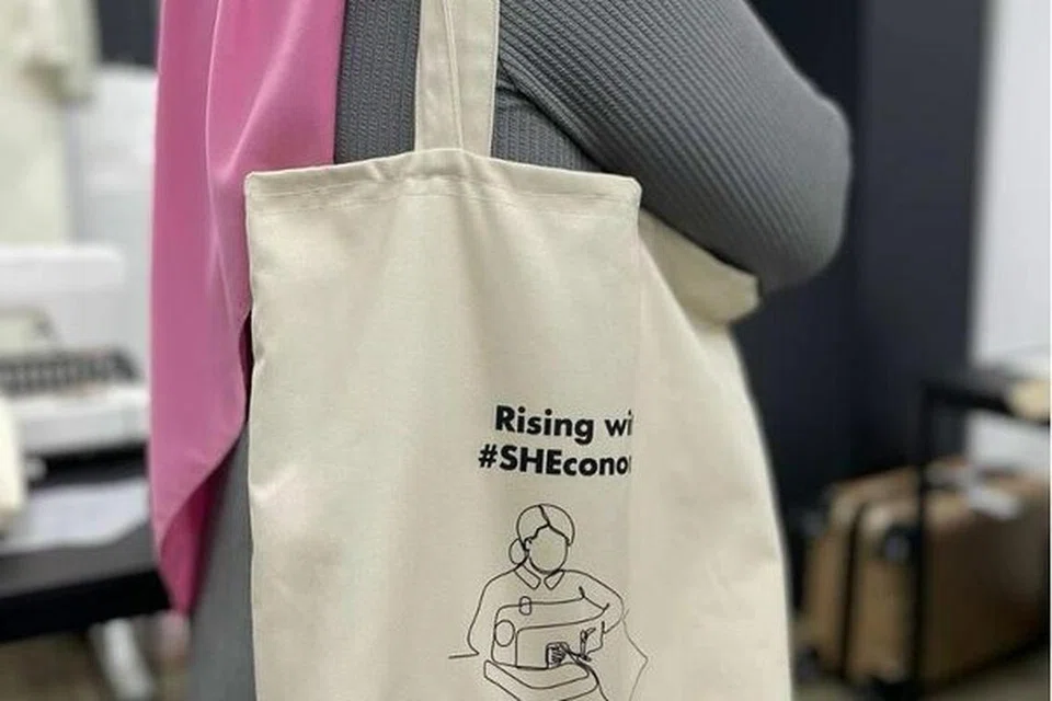 Program  Kloth Woman Up X Thread Up yang dijalankan di beberapa masjid daerah selatan mengajar peserta kemahiran menjahit kreatif, dengan penekanan kepada teknik ‘upcycle’ atau kitar tinggi.