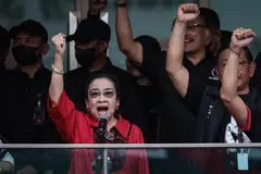 Cik Megawati Sukarnoputri, pemimpin Parti Demokrasi Indonesia Perjuangan (PDI-P), berucap dalam salah satu kempen pilihan raya bagi pihak Encik Ganjar Pranowo dan pasangannya Encik Mahfud MD, di Stadium Gelora Bung Karno, pada 3 Februari. 