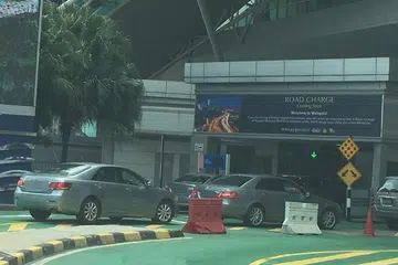 MAHU LANCARKAN LALUAN: Kerja menaik taraf sedang dijalankan DI CIQ Bangunan Sultan Iskandar untuk melancarkan laluan sempadan di Tambak Johor. - HAKIM YUSOF