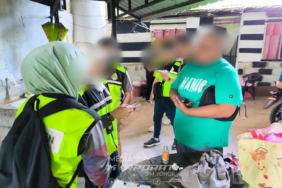 Penguat kuasa Jabatan Imigresen Negeri Johor melakukan pemeriksaan terhadap seorang warga asing dalam ‘Ops Bersama’ yang dijalankan di sekitar Johor Bahru pada 25 Februari. 