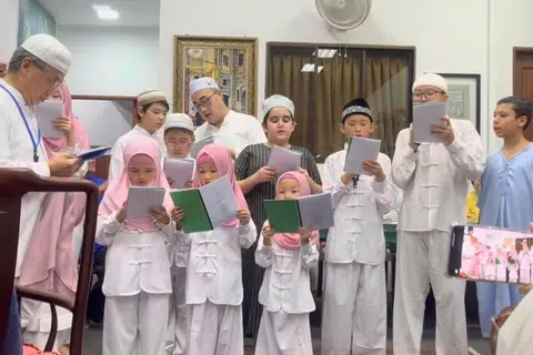 Huihui kerap diundang oleh beberapa masjid dan pertubuhan Melayu/Islam untuk bekerjasama. Mereka juga mempunyai kumpulan nasyid kanak-kanak yang mendendangkan lagu Islamik dalam bahasa Mandarin.