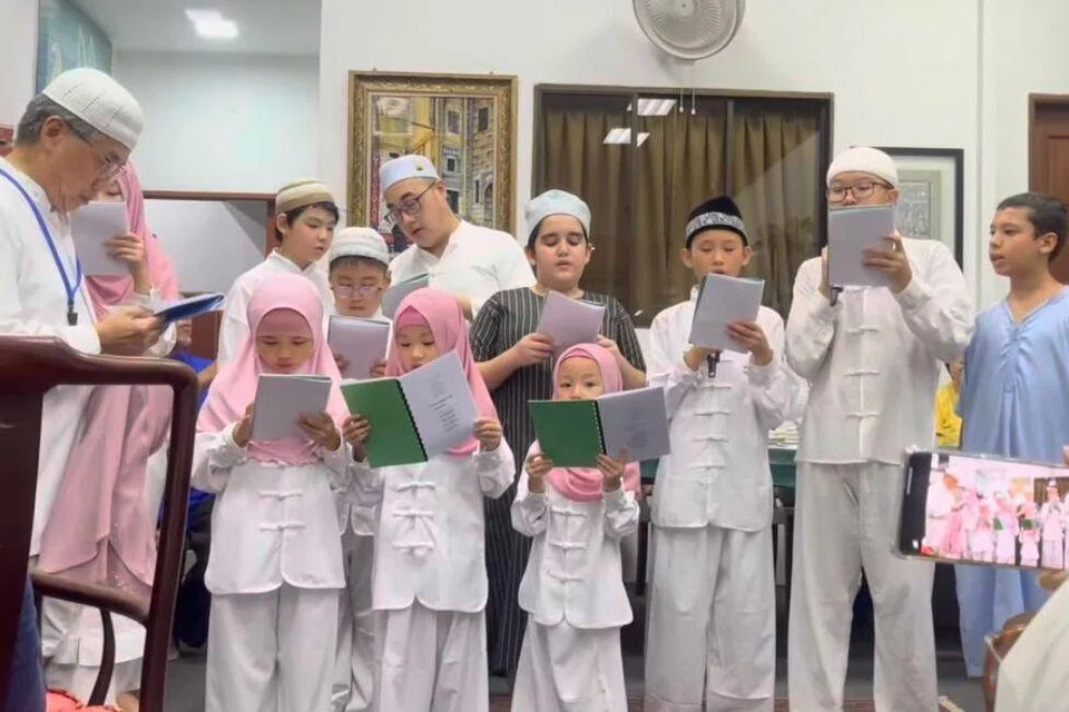 Huihui kerap diundang oleh beberapa masjid dan pertubuhan Melayu/Islam untuk bekerjasama. Mereka juga mempunyai kumpulan nasyid kanak-kanak yang mendendangkan lagu Islamik dalam bahasa Mandarin.