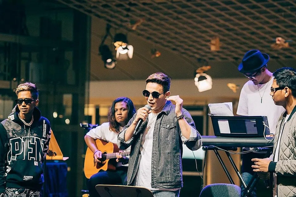 IRAMA DAN PUISI: Acara ini menerokai genre muzik moden untuk menyampaikan senaskah puisi. Kumpulan 'hip hop' YoungKingz yang diterajui oleh YK (kiri) dan Erwin Dawson (tengah) bersama dua lagi teman mereka turut serta dalam persembahan percuma itu. - Foto DANIAL HALIM