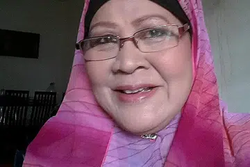 TERKILAN: Norlia Ghani, 69 tahun, menganggap tindakan penerbit drama menampilkan pelakon lebih muda memegang watak orang tua menerusi teknik solekan tidak realistik dan menjejas periuk nasi pelakon lama. - Foto FACEBOOK