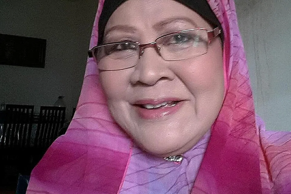 TERKILAN: Norlia Ghani, 69 tahun, menganggap tindakan penerbit drama menampilkan pelakon lebih muda memegang watak orang tua menerusi teknik solekan tidak realistik dan menjejas periuk nasi pelakon lama. - Foto FACEBOOK