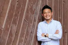 PENGAULAN SOSIAL BAWA PERBEZAAN: Daripada pelajar corot, Encik David Hoe kini merupakan guru mata pelajaran Ekonomi di sebuah maktab rendah di sini. - Foto BH oleh TIFFANY GOH