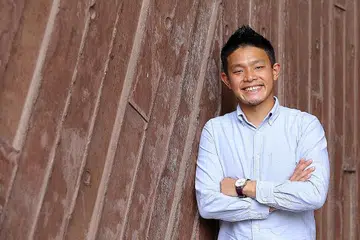 PENGAULAN SOSIAL BAWA PERBEZAAN: Daripada pelajar corot, Encik David Hoe kini merupakan guru mata pelajaran Ekonomi di sebuah maktab rendah di sini. - Foto BH oleh TIFFANY GOH