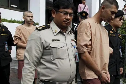 Suspek pengeboman Kuil Erawan di Bangkok pada 17 Ogos, Yusufu Mieraili (depan) dan Bilal Mohammed, dibawa oleh askar dan pegawai penjara ke mahkamah pada Selasa, 24 November. Gambar REUTERS 