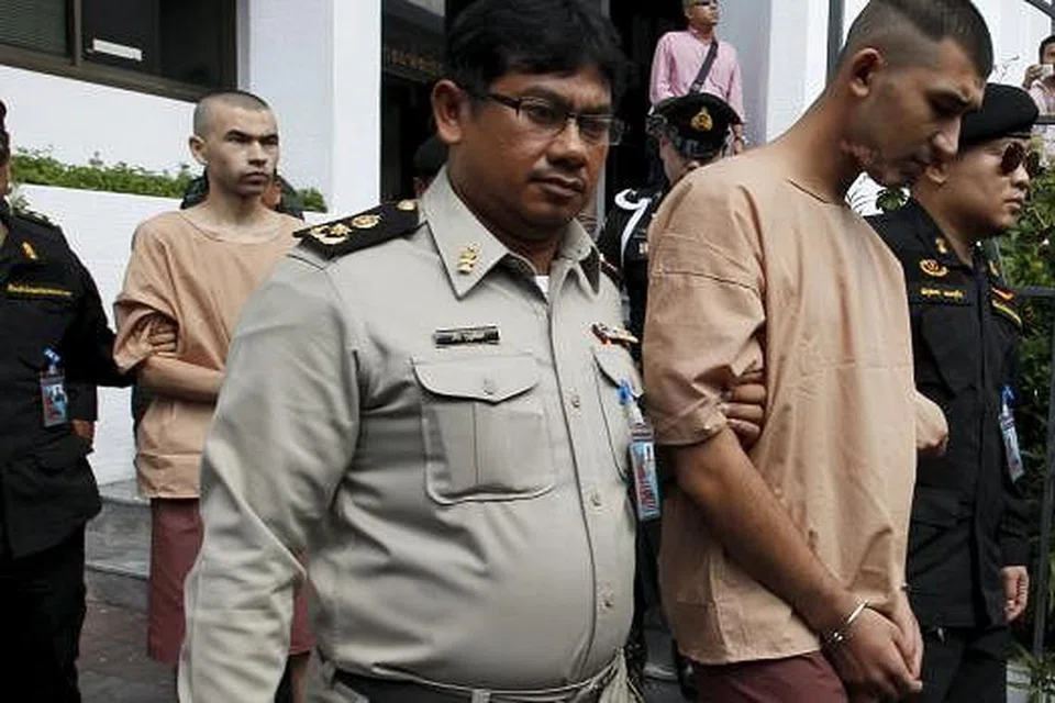 Suspek pengeboman Kuil Erawan di Bangkok pada 17 Ogos, Yusufu Mieraili (depan) dan Bilal Mohammed, dibawa oleh askar dan pegawai penjara ke mahkamah pada Selasa, 24 November. Gambar REUTERS 