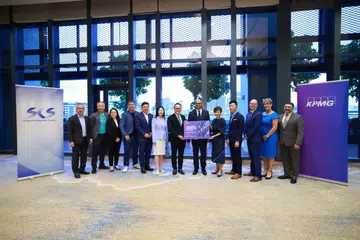 (Enam dan tujuh dari kanan) Menteri Negara Kanan (Kesihatan merangkap Penerangan dan Pembangunan Digital), Dr Janil Puthucheary, dan presiden Persatuan Komputer Singapura, Encik Sam Liew, bersama  anggota platform Sustainable Tech SIG dan syarikat perakaunan KPMG Singapura di ‘Forum Teknologi Mampan SCS’ pada 24 Januari.