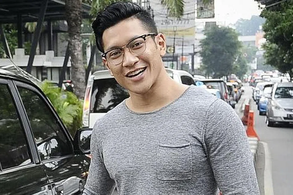 TANAM TEKAD BULAT: Kunjungan tiga hari ke Jakarta bagi menemui artis Indonesia mapan mahupun baru memberi ruang bagi penyanyi baru, Juffri, meninjau persada seni yang pesat membangun di luar Singapura.