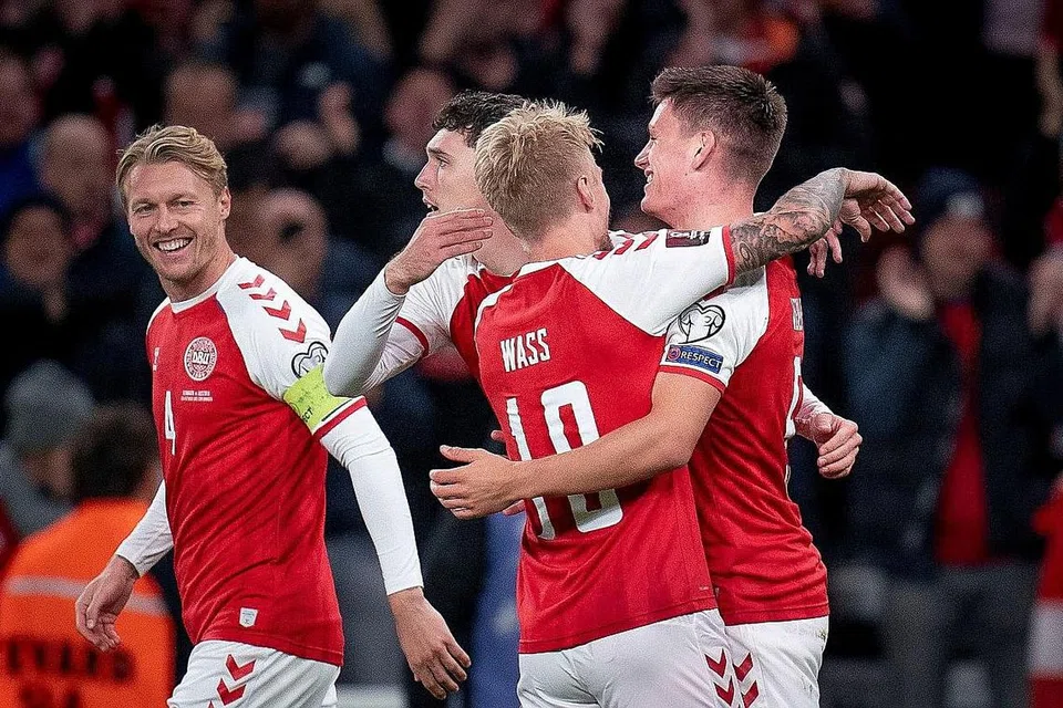 WIRA PASUKAN: Joakim Maehle (kanan) meraikan kemenangan Denmark yang turut menjamin tempat negara itu di Piala Dunia 2022. - Foto REUTERS 