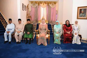 Sultanah Nur Diana Petra Abdullah (tengah) telah membuat penampilan awam pertamanya sejak ditabal selaku Sultanah oleh kerajaan Kelantan.