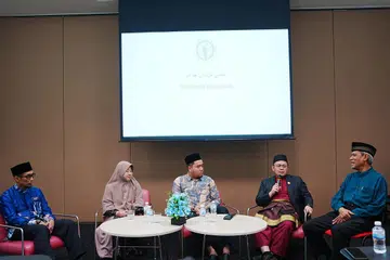 Simposium Jawi Serantau Temasek 2025 menghimpunkan pakar dari pelbagai negara di rantau ini, termasuk (dari kiri) Timbalan Dekan Akademik dan Hal Ehwal Pelajar, Universiti Putra Malaysia, Dr Profesor Madya Dr Adi Yasran Abdul Aziz; Ketua Jabatan Bahasa Melayu, Universiti Fatoni, Thailand, Dr Suraiya Chapakiya; guru Bahagian Reka Bentuk Perindustrian, Universiti Nasional Singapura (NUS), Encik Fauzi Azman; dan Timbalan Pengarah Pusat Penyelidikan dan Pengkajian Jawi dan Kitab Turath, Kolej Universiti Perguruan Ugama Seri Begawan, Brunei, Dr Mohd Shahrol Azmi; bersama mantan wartawan, Encik Rahmad Daud, selaku moderator.