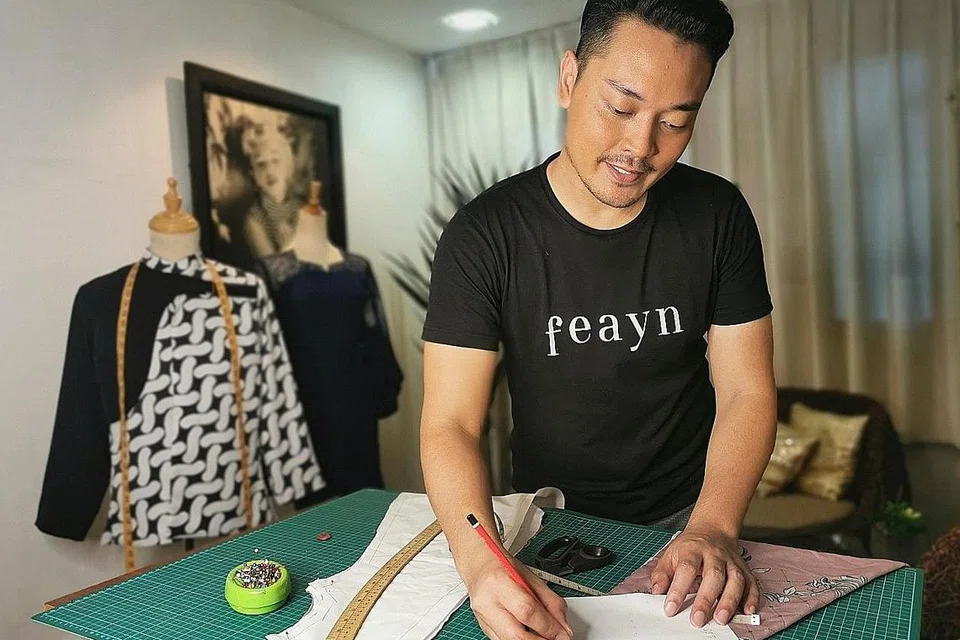 BANYAK TEMPAHAN: Pereka fesyen Sufian Hussein mendapat sambutan amat menggalakkan daripada pelanggan yang menempah busana Raya bagi sekeluarga. - Foto ihsan SUFIAN HUSSEIN