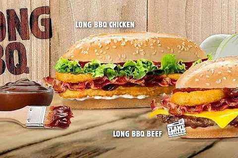 LEBIH PANJANG: Burger Burger King yang boleh didapati dalam dua versi - daging lembu dan daging ayam. - Foto BURGER KING