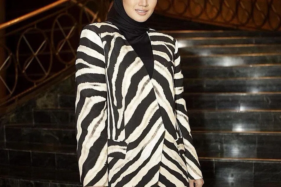 FAZURA: Teruskan bekerja walaupun bahagian bawah kaki kirinya cedera selepas terlanggar besi tiang lampu. - Foto INSTAGRAM FAZURA