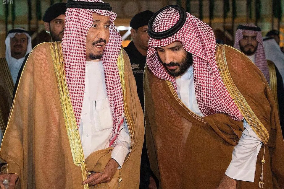 UCAP TAKZIAH: Raja Salman (kiri) dan anaknya, Putera Mahkota Mohammed Salman, kelmarin menghubungi Encik Salah, anak wartawan Jamal Khashoggi, untuk mengucapkan takziah atas kematian Encik Khashoggi. - Foto fail REUTERS