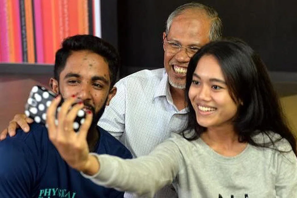 SEMPAT BERGAMBAR: Encik Masagos Zulkifli Masagos Mohamad bergambar bersama pengunjung muda Kelab Masyarakat Tampines West. - Foto-foto KHALID BABA