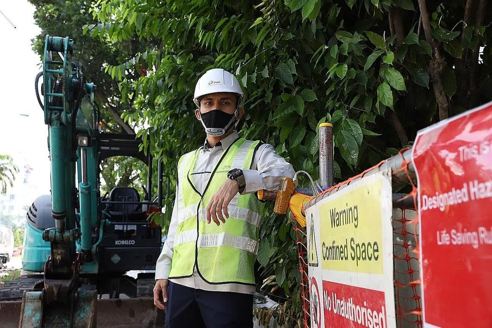 TUGAS JALAN TERUS: Sebagai kakitangan agensi air negara PUB yang dianggap sektor penting, Encik Khairul Effendi dan Encik Zulhilmi (atas) menyumbang peranan memastikan setiap isi rumah di Singapura mempunyai bekalan air yang bersih yang boleh digunakan terutama dalam menjaga kebersihan tatkala penularan Covid-19. - Foto BM oleh Marcellin Lopez