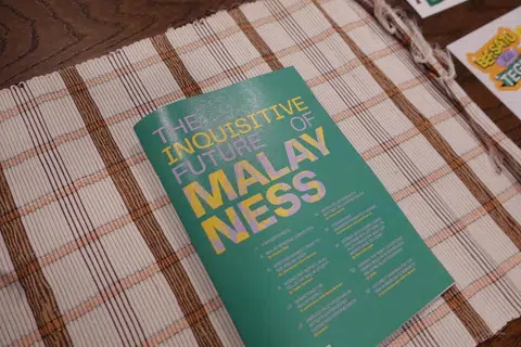 Majalah atau ‘zine’ berjudul ‘The Inquisitive Future of Malayness’ menyingkap bagaimana kisah kemelayuan dituntut dan diceritakan semula melalui pelbagai lensa – daripada cereka kepada dunia akademik, daripada legenda kepada catatan sejarah.