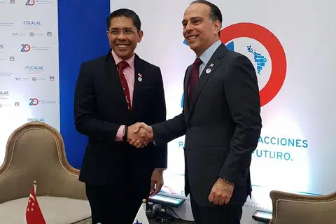 PERERAT KERJASAMA: Dr Maliki bertemu dengan Menteri Ehwal Luar bagi Republik Panama, Encik Alejandro Ferrer. - Foto MFA