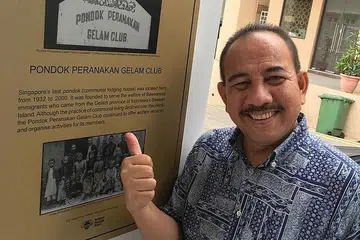 BANGGA DENGAN PENCAPAIAN PPGC: Encik Borhan menunjukkan plak yang diletakkan di depan rumah kedai beralamat 64 Club Street yang mengiktiraf bangunan bersejarah itu. Beliau dan ahli PPGC kerap singgah di situ untuk mengimbas kenangan tinggal di pondok. - Foto ihsan ENCIK BORHAN SAINI