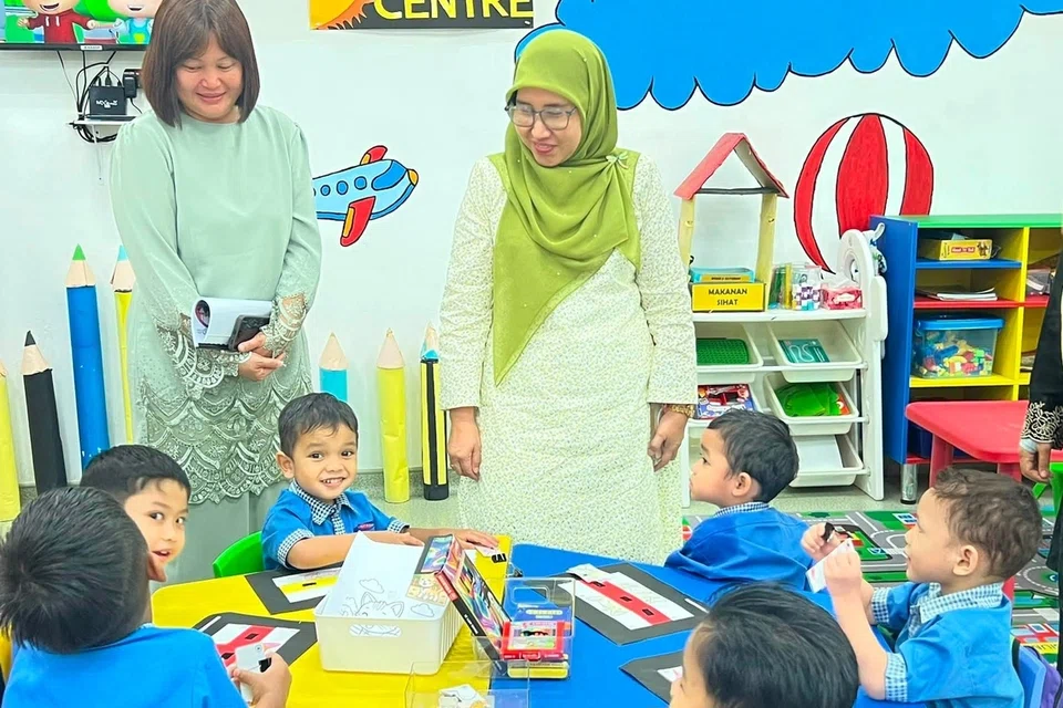 Pengerusi Jawatankuasa Pembangunan Wanita Keluarga dan Masyarakat negeri, Cik Hasrunizah Hassan (kanan), bersama Timbalan Pengerusi Jawatankuasa Pembangunan Wanita, Keluarga dan Masyarakat Johor, Cik Chan San San (kiri), ketika mengadakan lawatan ke Taska Cahaya Mata Azizah di Johor Bahru.
