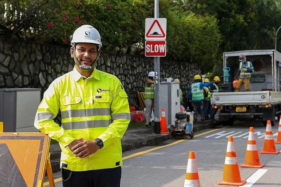 SENTIASA BERSEDIA: Encik Muhammad Firdaus Salim (atas) sentiasa bersedia mengendalikan sebarang usaha penyelenggaraan dan perbaikan semula dalam rangkaian pengagihan bekalan kuasa elektrik SP. Beliau dilihat sedang menyelia pasukan yang dikerah untuk melakukan kerja perbaikan semula kabel kuasa elektrik di tapak pekerjaan. - Foto BH oleh YONG LI XUAN