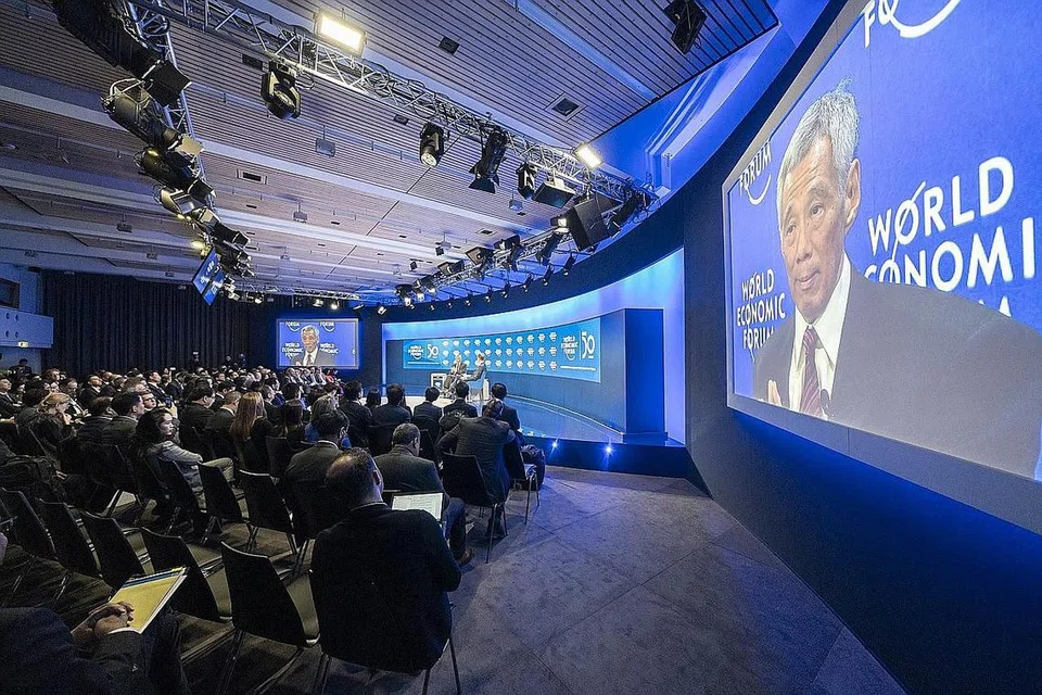 ACARA TAHUNAN: Perdana Menteri Lee Hsien Loong berucap di acara WEF yang diadakan di Davos, Switzerland Januari tahun ini. - Foto Fail 