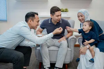 Ketua kaunselor Projek Arif, Ustaz Ahmad Khushairi Abidin (kiri), berkata  program Temasek Foundation Achieving Resilient and Inspiring Families (Arif) membolehkan beliau memberi bimbingan dan menyalurkan pasangan kepada pakar yang diperlukan. Bersamanya ialah pasangan yang beliau nikahkan dan bimbing, Encik Muhammad Amirul Shah Imran dan Cik Nur Amalina Anuar, bersama anak mereka, Noah Ariffin.