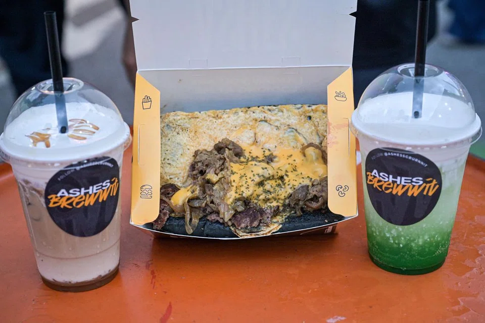Rangkaian gerai makanan Ashes Burnnit menawarkan menu khas seperti burger gourmet dan minuman yang hanya ditawarkan di gerai di bazar. Menu itu tidak boleh didapati di tujuh cawangannya yang lain. Antara menu khas mereka ialah (dari kiri) minuman ‘Fizzy Pinky Dew’ ($6), ‘OG John’ ($10) dan ‘Fizzy Solero’ ($6).