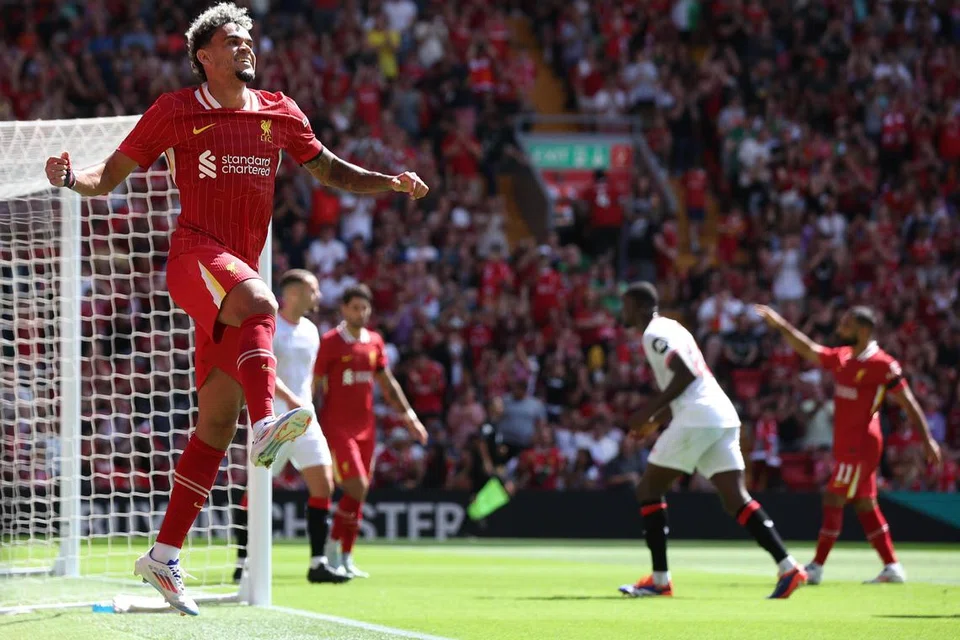 Pemain sayap Liverpool, Luis Diaz, meraikan jaringan kedua beliau, dan ketiga Liverpool, pada perlawanan persahabatan menentang Sevilla di Anfield. 